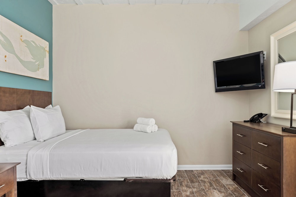 Suíte de 1 Quarto com Três Camas de Casal Sem Vista Térreo