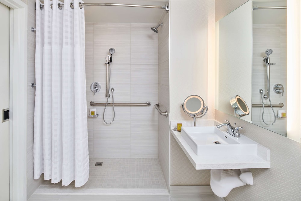 Deluxe Room, 2 Queen Beds, Accessible (Roll-In Shower) - Photo 9