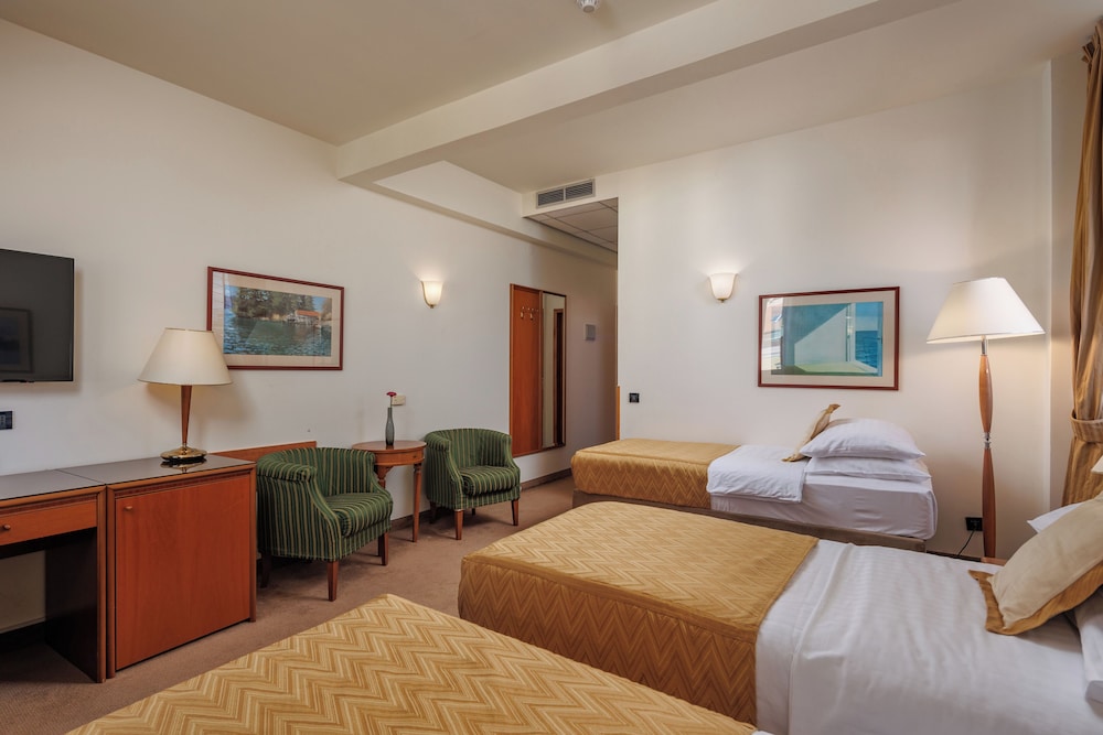 Standard Triple Room - Photo 3