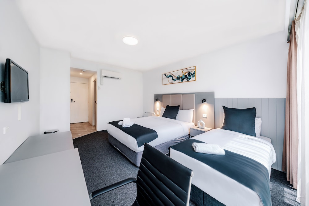Queen Single Twin Room