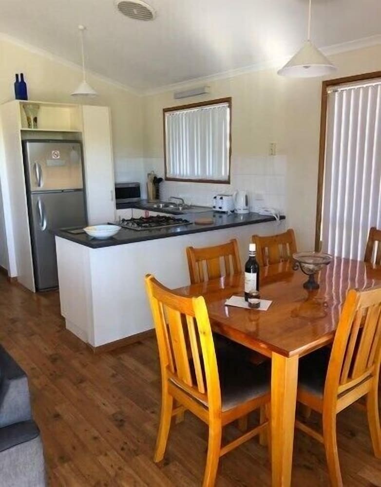 Standard Suite, Multiple Bedrooms, Kitchen (3 Bedroom Cottage) photo 2