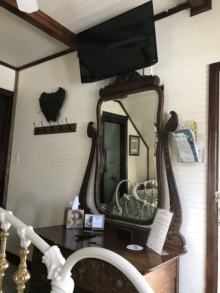 Downtown BnB King Bed Clawfoot Tub & Jacuzzi 1 photo 1