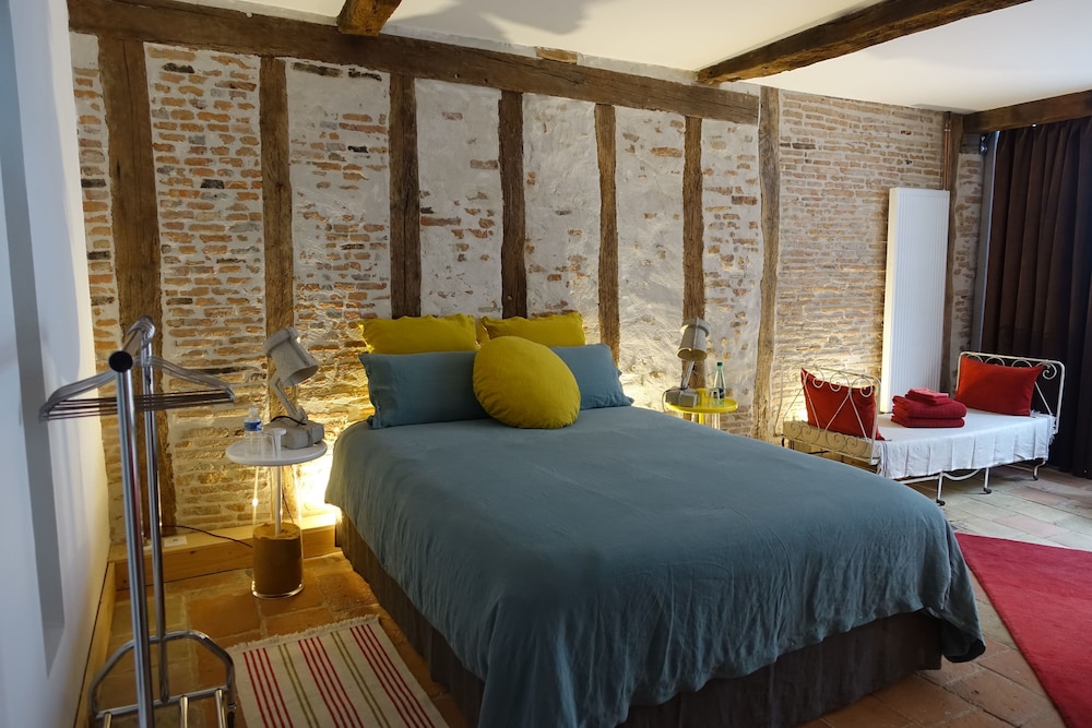 Deluxe Double Room, Private Bathroom, Courtyard View (Chambre rouge)
