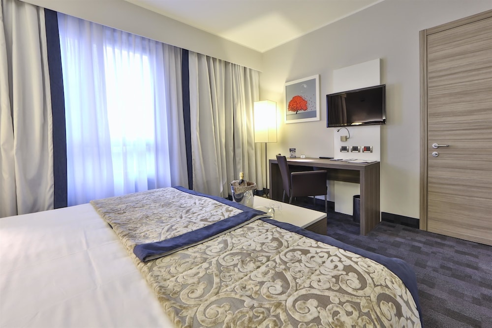 Standard Triple Room, 1 King Bed photo 2