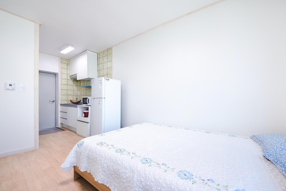 Basic Room, 1 Bedroom (301) - Photo 6