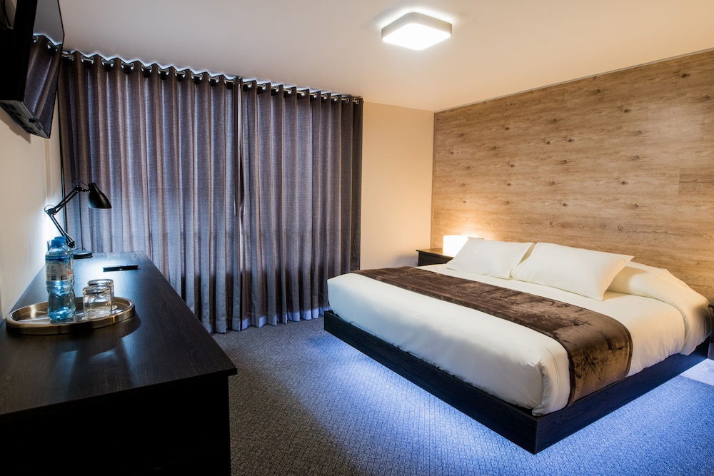Double Room, 1 King Bed (Street view) photo 1