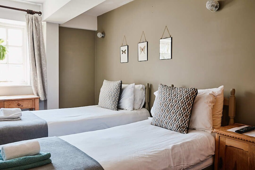 Deluxe Twin Room, Ensuite - Photo 8