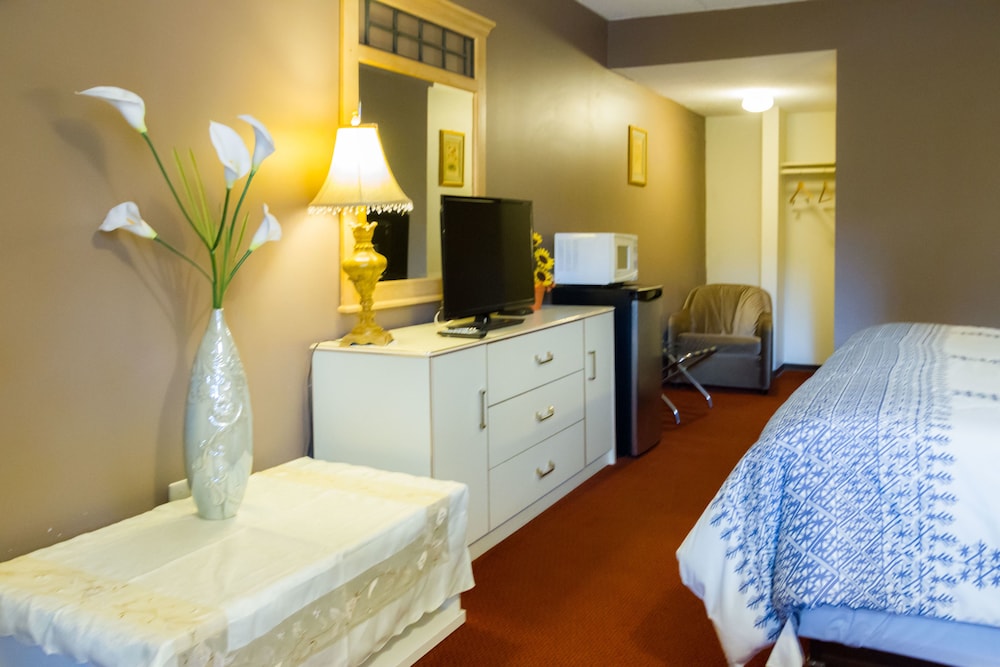 Classic Room, King Bed photo 3