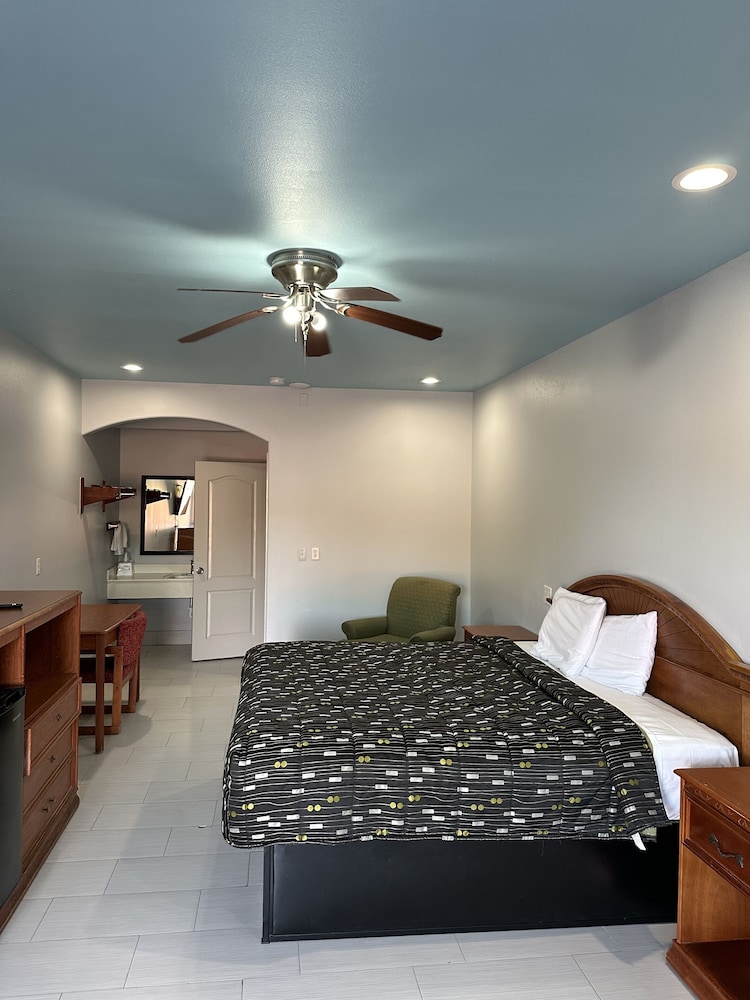Standard Room, 1 King Bed - Photo 1