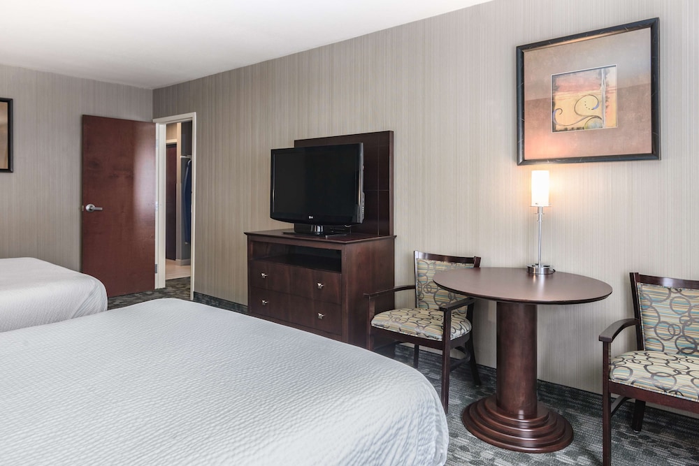 Suite, 2 Queen Beds, Non Smoking, Refrigerator & Microwave (Living Room;with Sofabed) - Photo 5