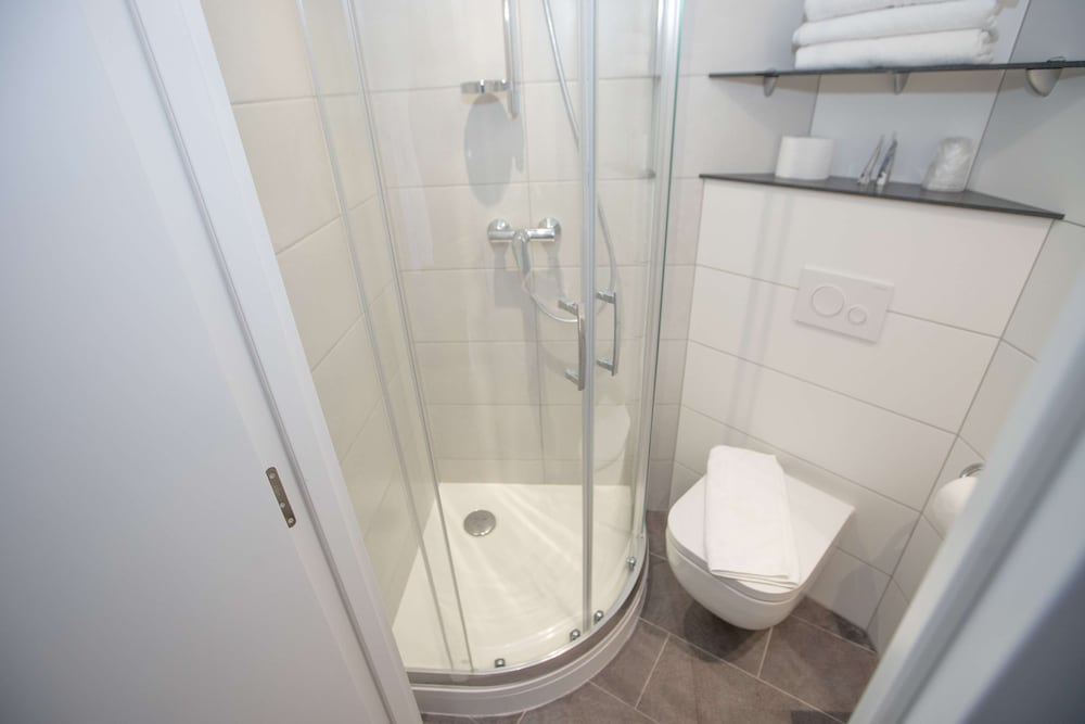 Standard Room, 3 Twin Beds - Photo 6