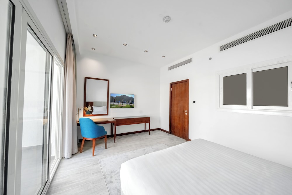 Standard Suite, 1 Queen Bed with Sofa bed, Non Smoking, Pool View - Photo 2