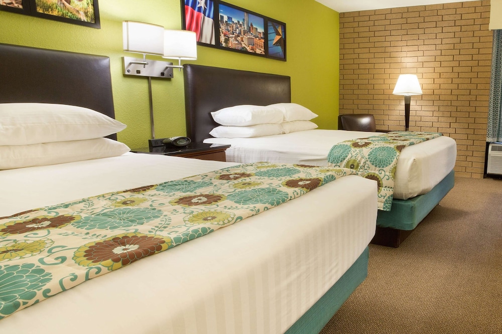 Room, 2 Queen Beds, Non Smoking - Photo 7