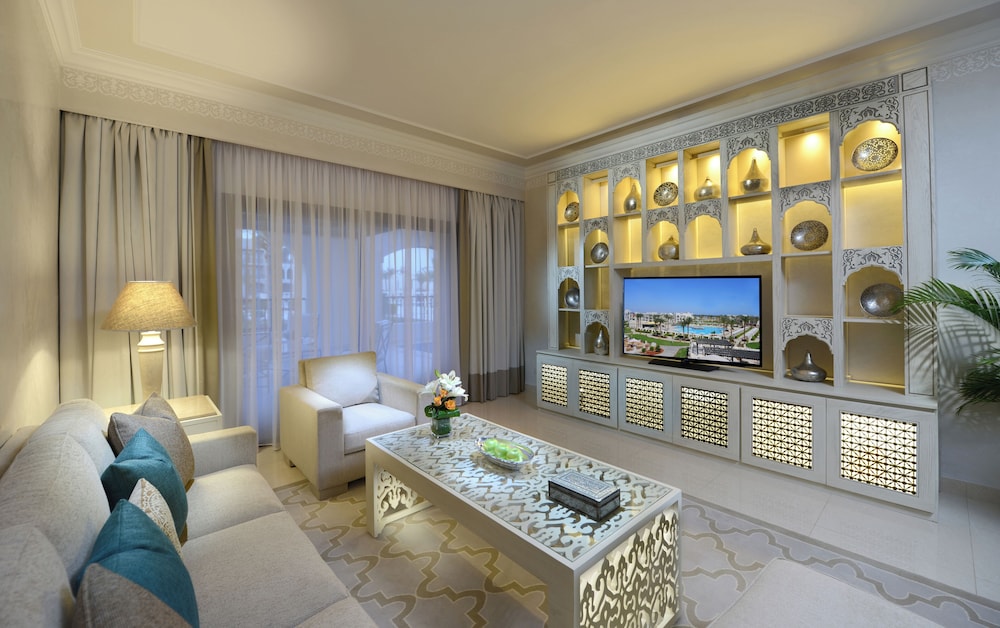 Royal Suite, 1 Queen Bed (Private Pool) thumbnail 5