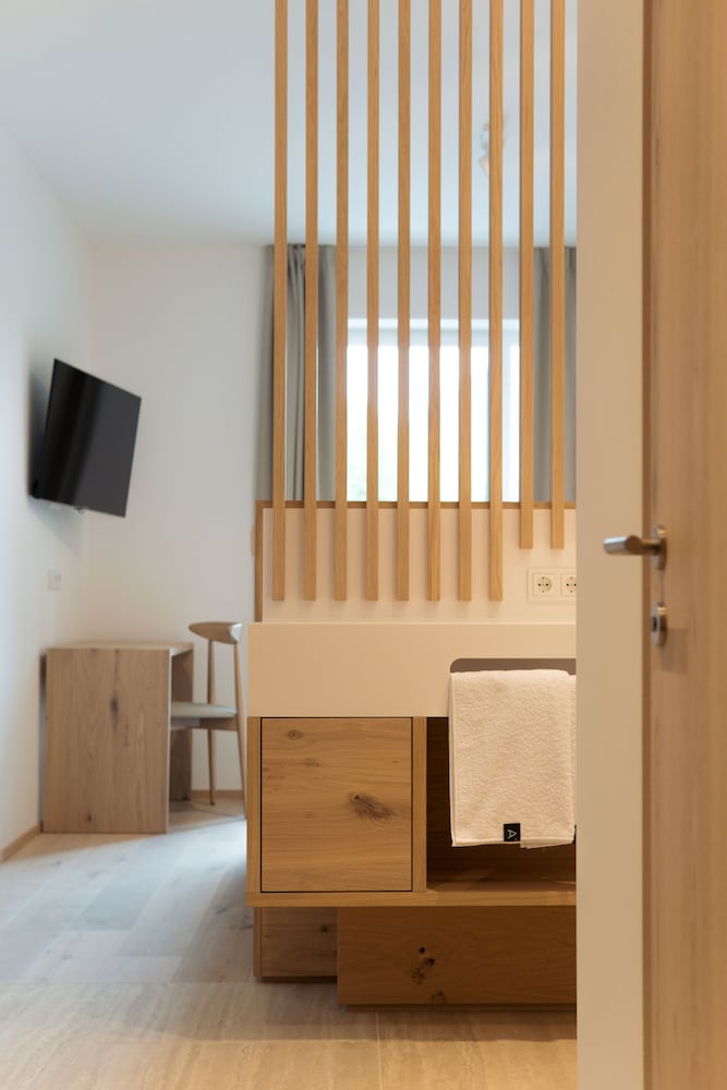 Basic Double Room, 1 King Bed photo 3