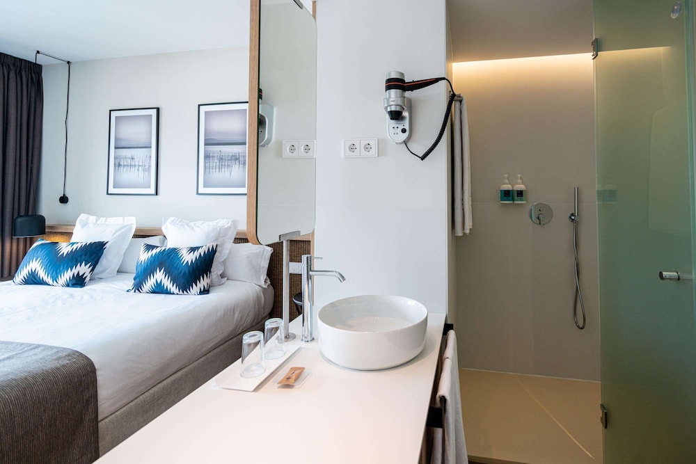 Double Room, Balcony, Pool View - Photo 4