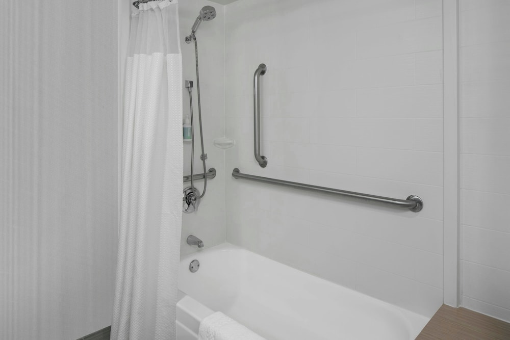 Room, 2 Queen Beds (Mobility/Hearing Accessible, Tub) photo 2