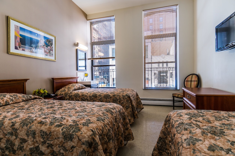 Standard Room, 3 Twin Beds, Shared Bathroom photo 1