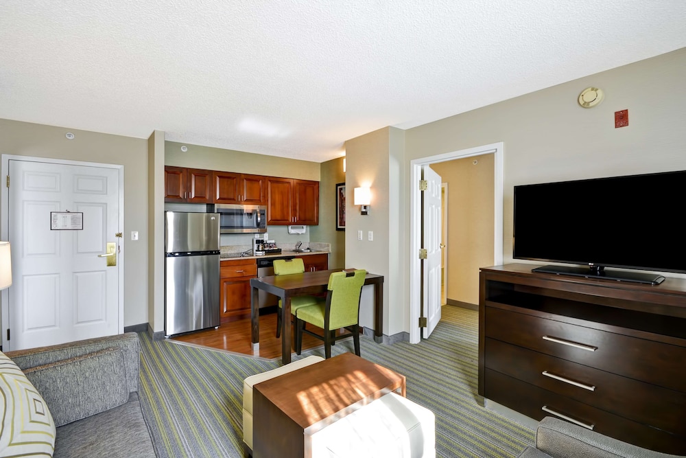 Suite, 2 Bedrooms - Photo 1
