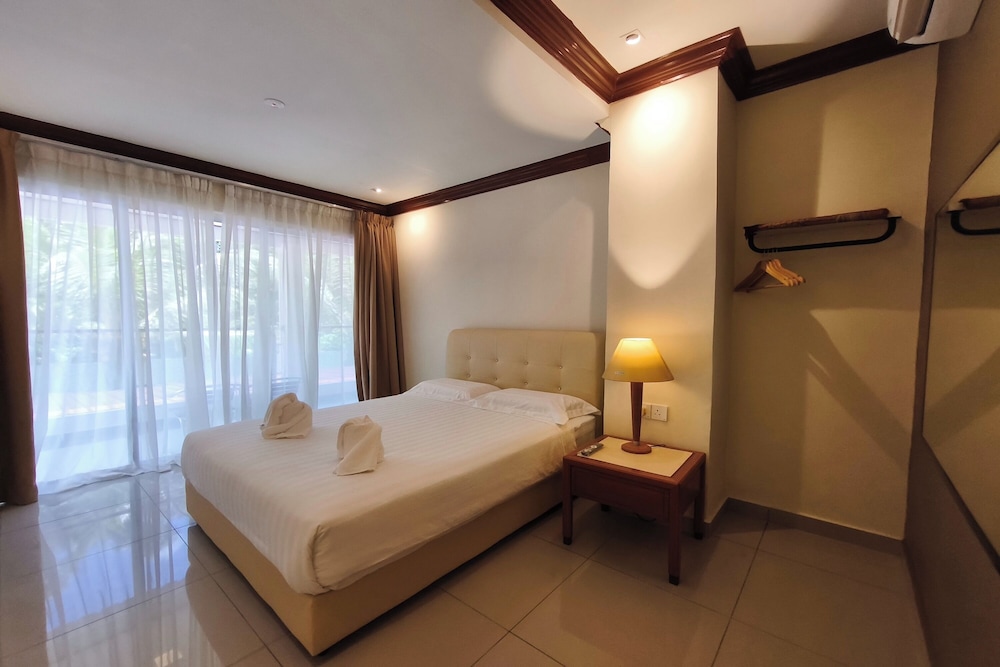 Deluxe Room, Pool View photo 1