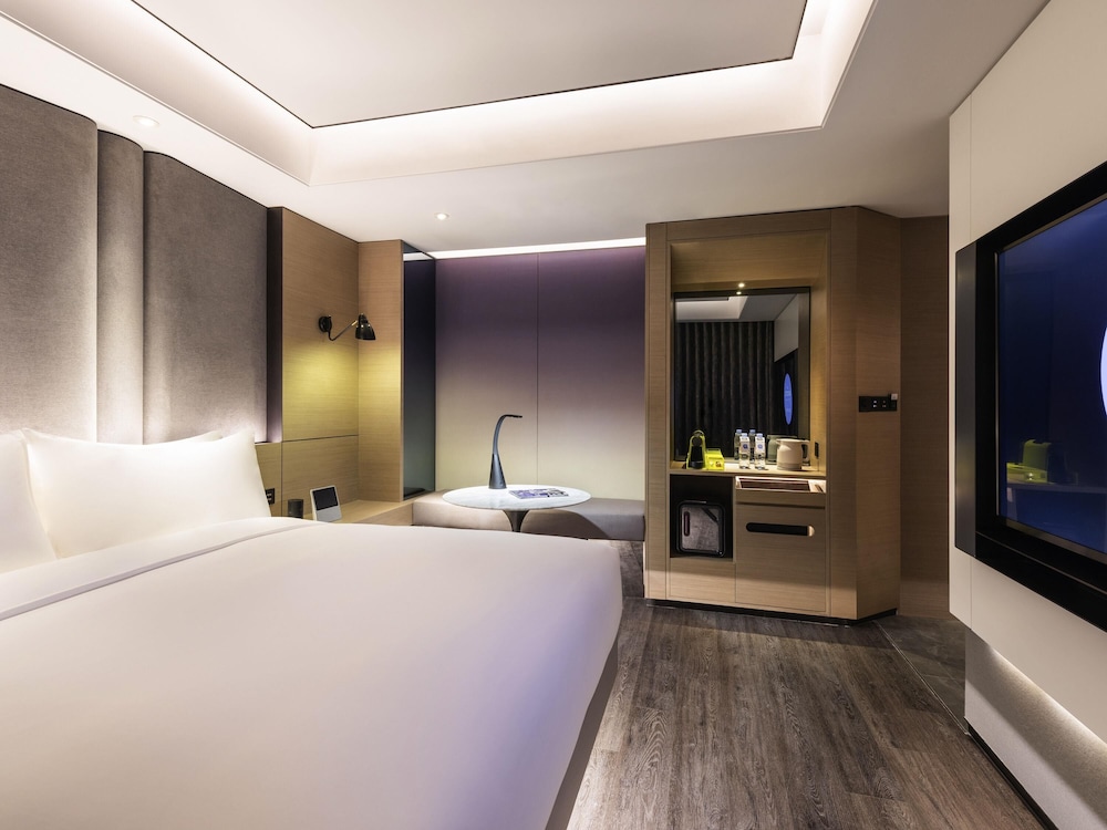 Standard Room, 1 King Bed, Garden View