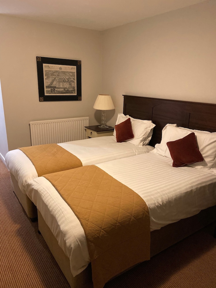 Classic Double / Twin Bedroom (With Spa Access)