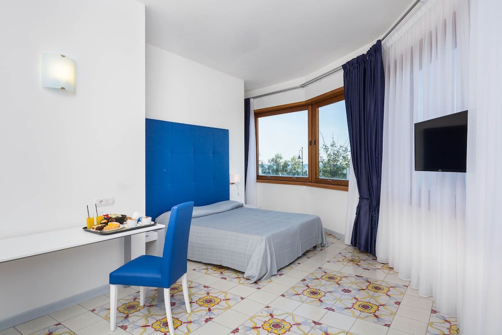 Comfort Room, City View - Photo 9