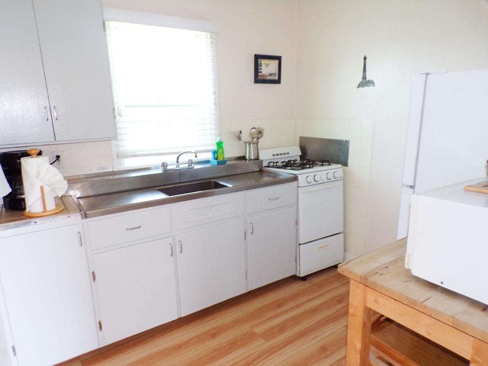 Lighthouse Cottage - 1 queen bed - 1 Room photo 2