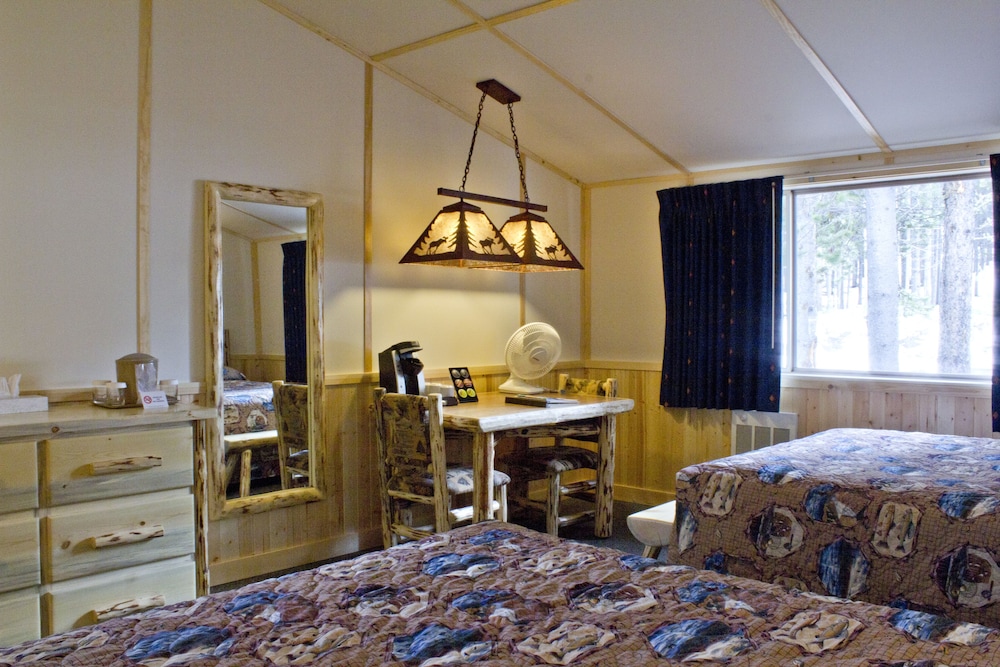 Western Cabin 2 Queen photo 2