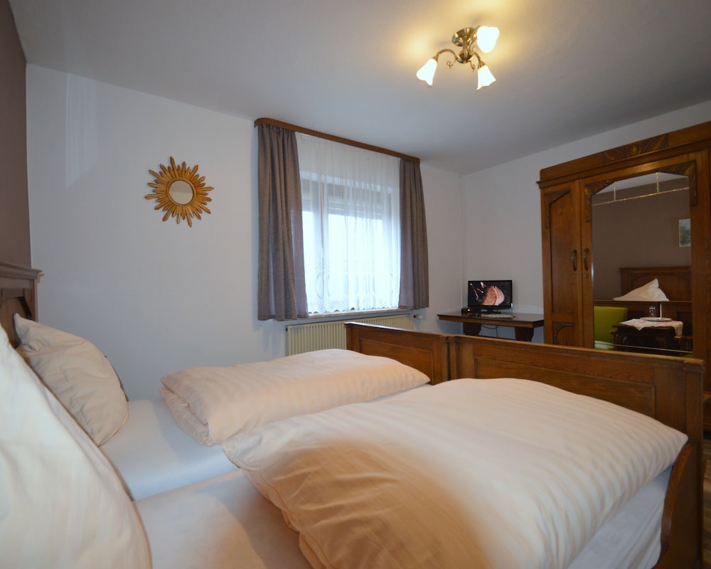 Deluxe Quadruple Room, Private Bathroom photo 2