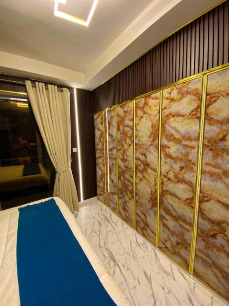 Luxury Apartment, 1 King Bed, Private Bathroom, Beachside photo 2