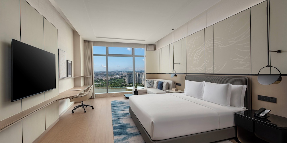 Standard Room, 1 King Bed, Club Lounge Access, River View