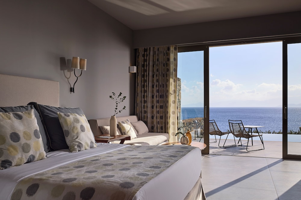 Deep Blue Bungalow Suite with Private Pool, Waterfront thumbnail 5
