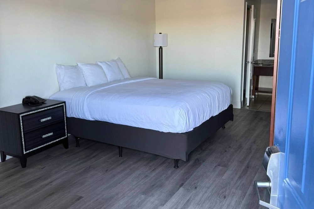 Room, 1 King Bed, Non Smoking photo 1