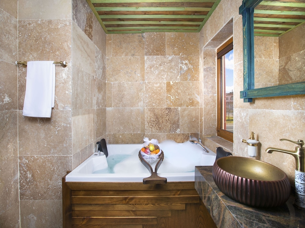Royal Suite, Hot Tub, Valley View photo 3