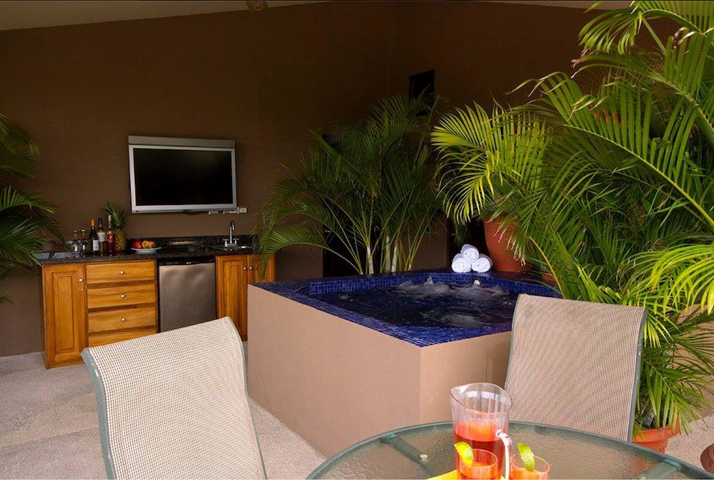 Junior Condo, 3 Bedrooms, Bathtub, Tower photo 1