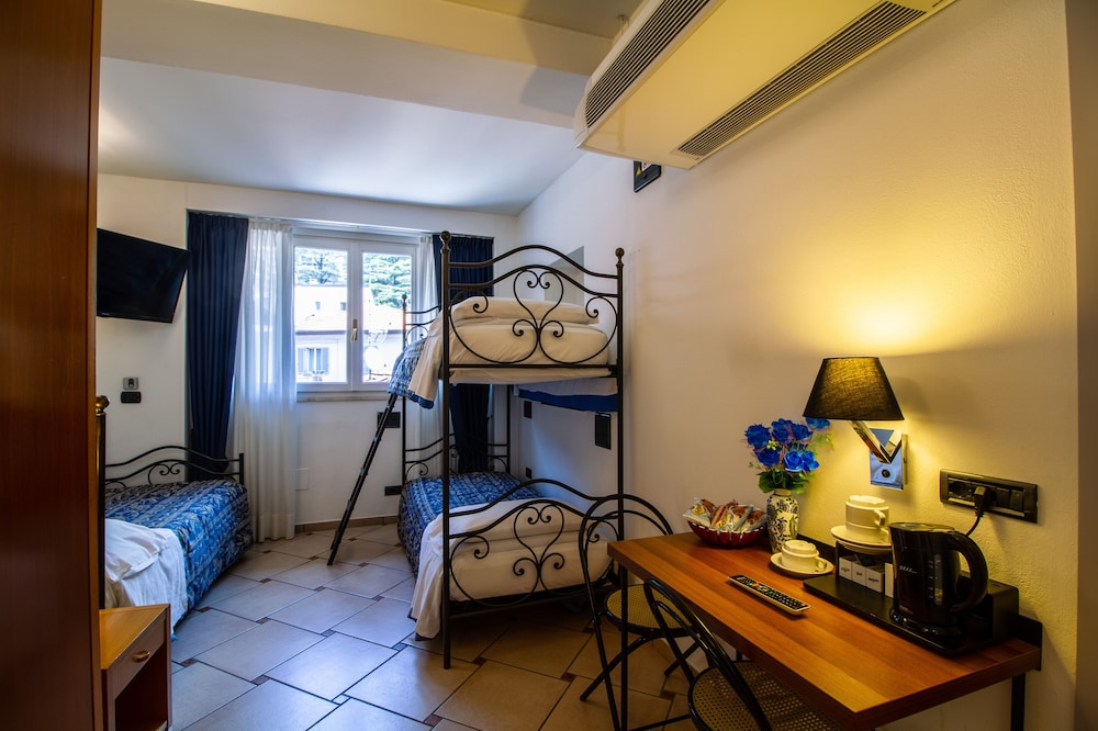 Standard Triple Room, Ensuite photo 1