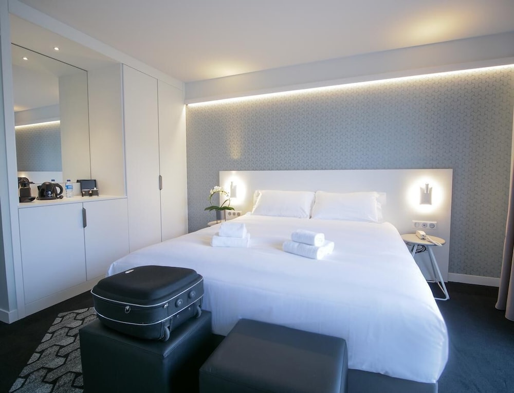 Business Double Room, 1 King Bed, Non Smoking - Photo 2