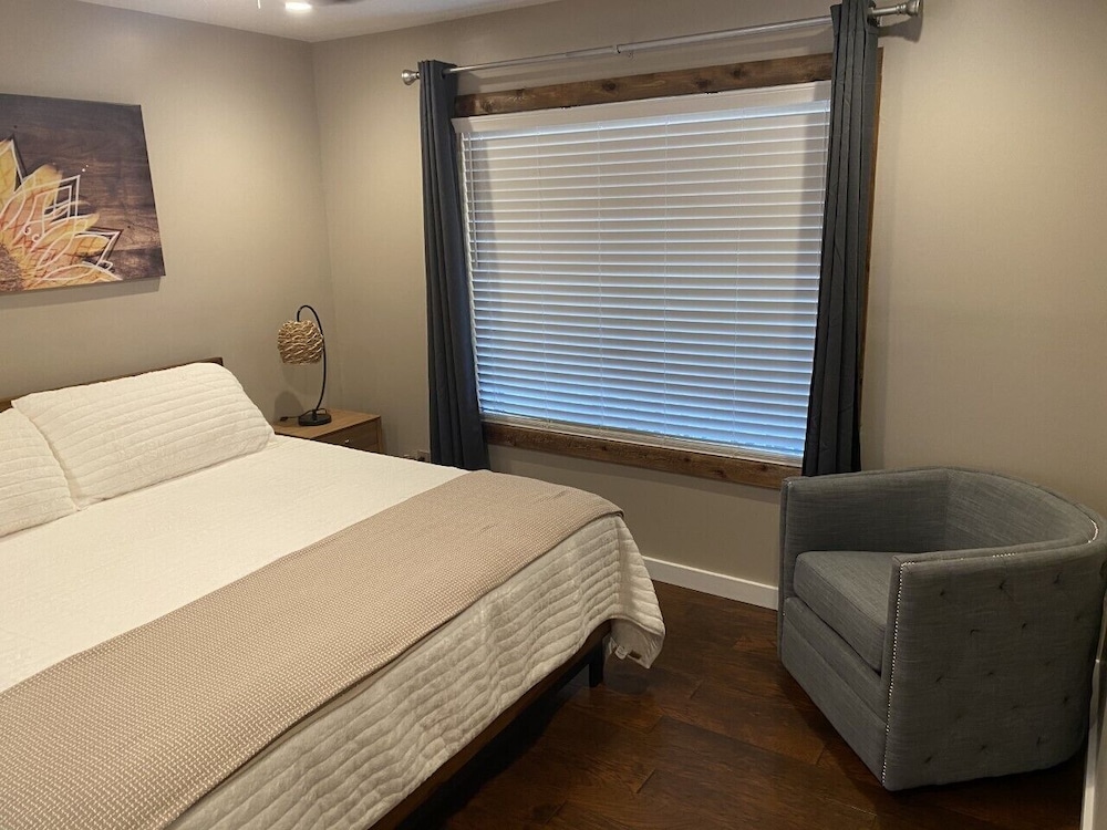 Downstairs Suite with 1 King Bed photo 1