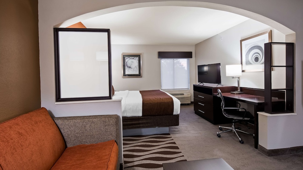 Suite, 1 King Bed, Non Smoking, Refrigerator & Microwave - Photo 2