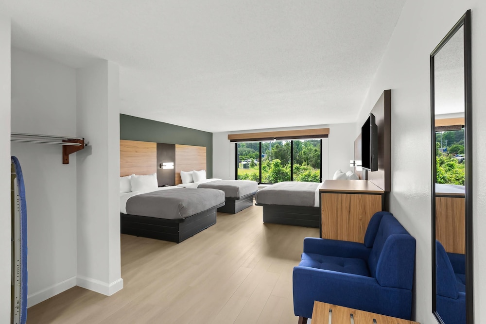 Standard Room, Multiple Beds, Non Smoking - Photo 1