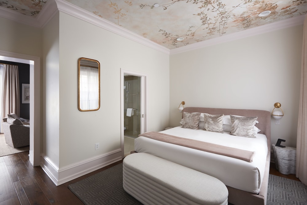 Suite, 1 King Bed photo 2