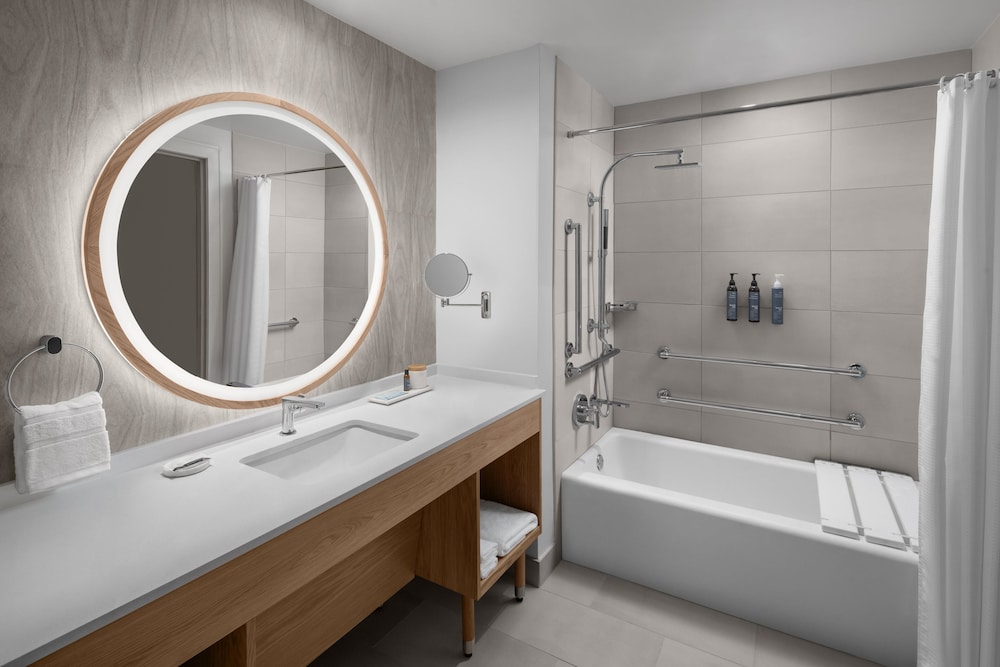 Room, 1 King Bed (Mobility Accessible, Tub) - Photo 4