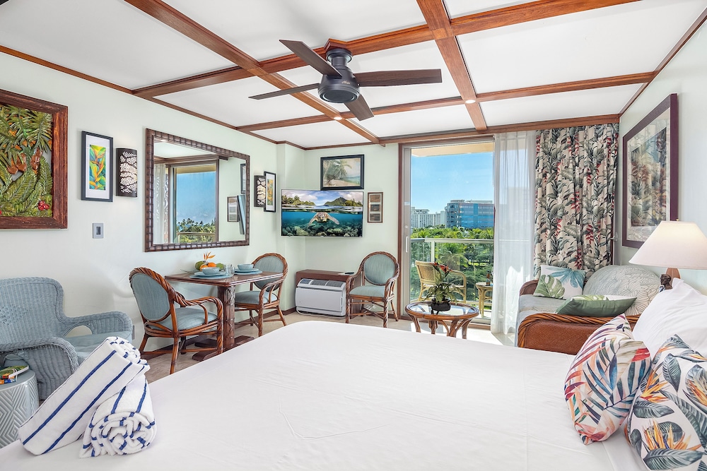Premium Studio Suite, 1 Queen Bed with Sofa bed, Kitchenette, Partial Ocean View