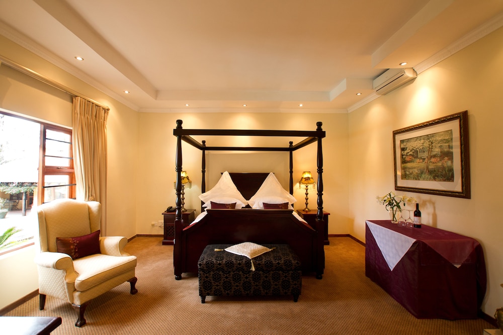 Suite, 1 King Bed photo 3