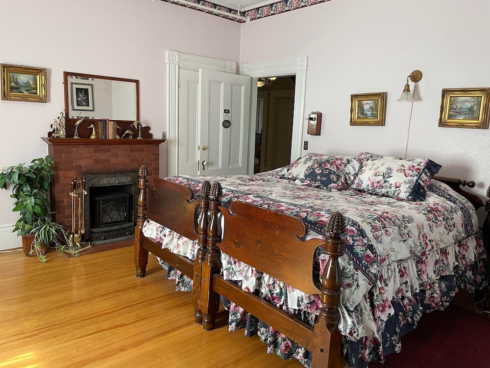 Deluxe Suite, Ensuite (King) photo 2