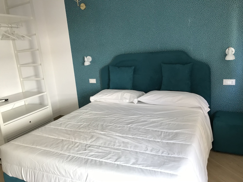 Economy Room, Balcony