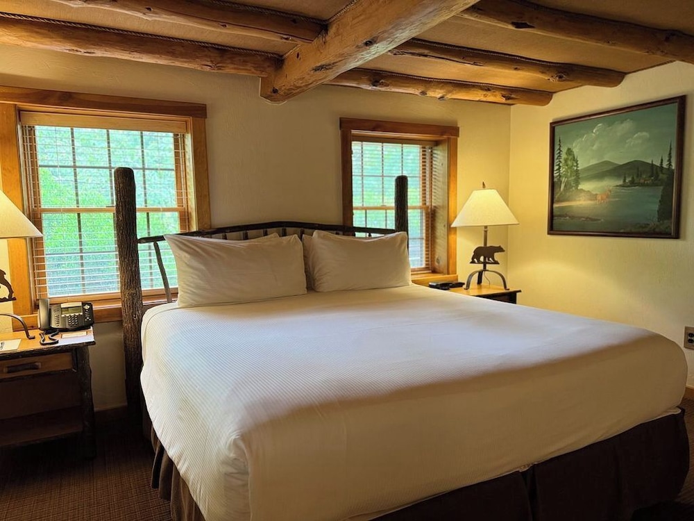 Lodge - Luxury Room w/ 1 King photo 3
