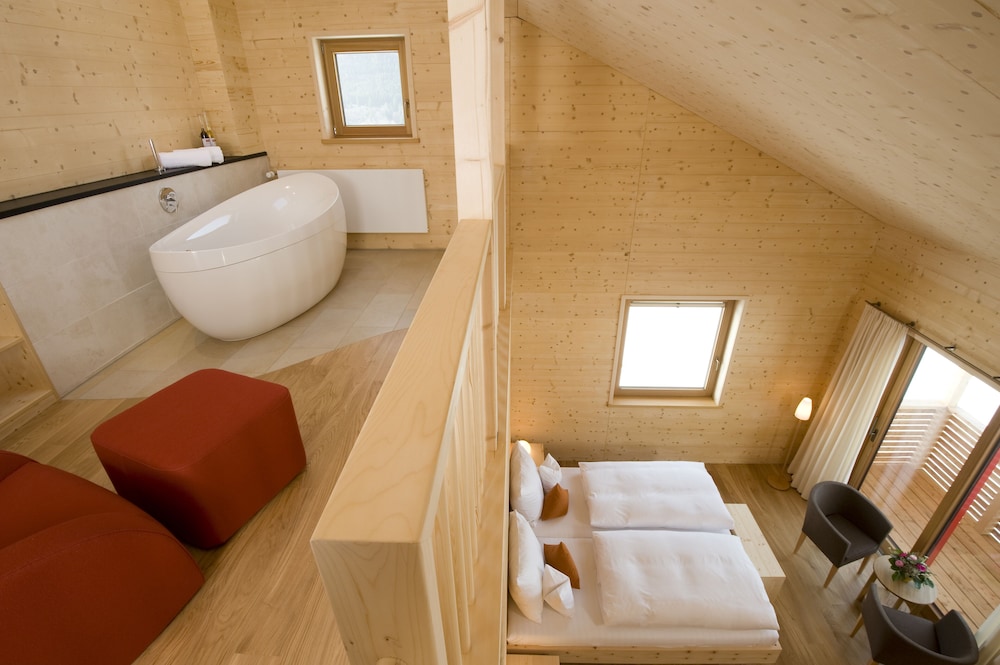 Gallery Suite, Bathtub, Mountain View