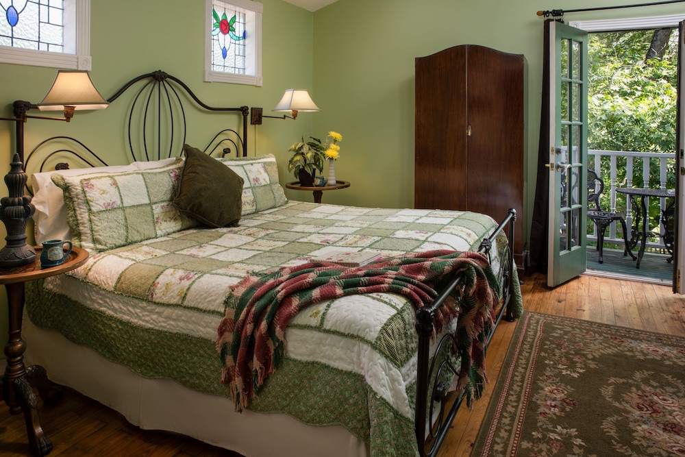 Room (Southern Charm Room)